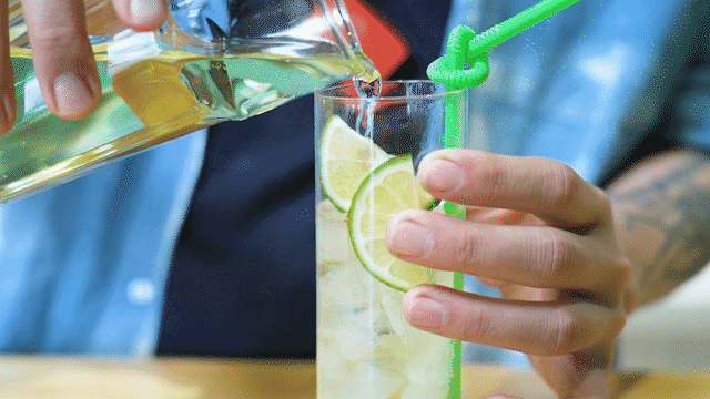 原材料冷藏两个小时以上现在杯子中加入七分满的冰,倒入1oz杜松子酒