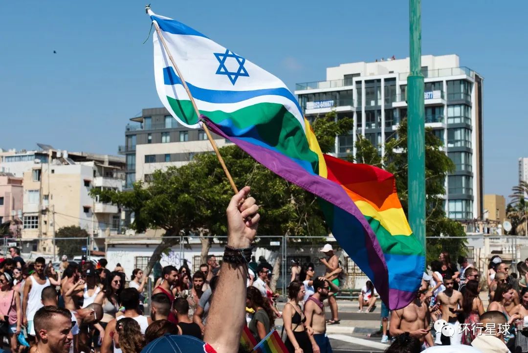 在空中随风飘逸的以色列国旗与"彩虹旗"(图片来源:lunopark