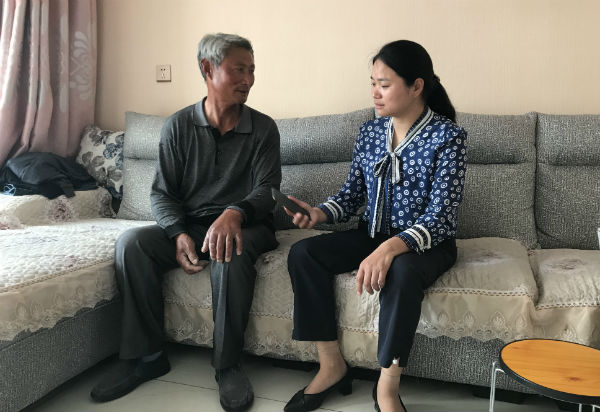 在孙永爱的新居(左为孙永爱,右为临淮镇党委书记王小燕)