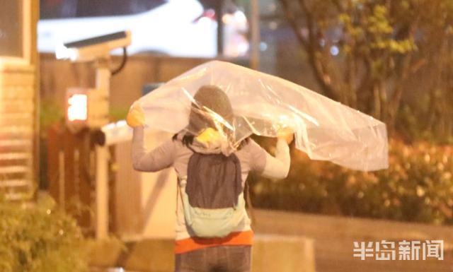 青岛市出现雷雨和冰雹天气 路上行人匆匆回家