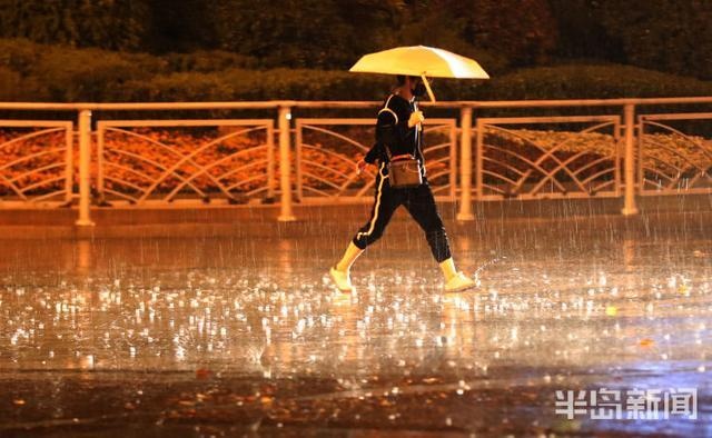 青岛市出现雷雨和冰雹天气 路上行人匆匆回家