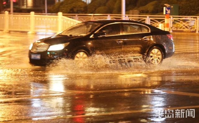 青岛市出现雷雨和冰雹天气 路上行人匆匆回家
