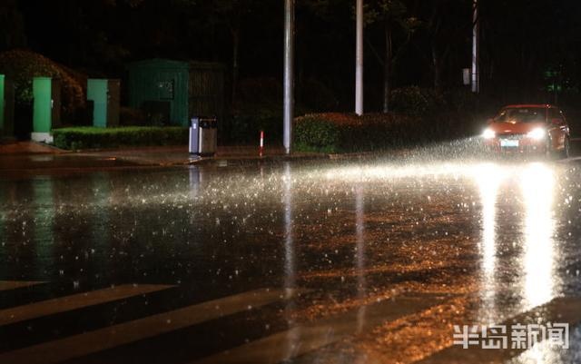 青岛市出现雷雨和冰雹天气 路上行人匆匆回家