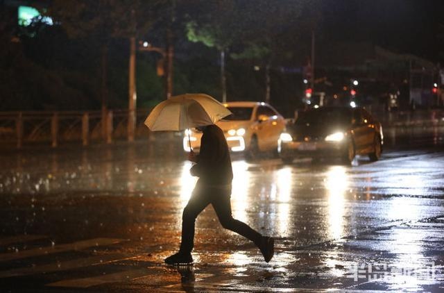 青岛市出现雷雨和冰雹天气 路上行人匆匆回家