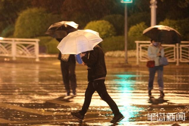 青岛市出现雷雨和冰雹天气 路上行人匆匆回家