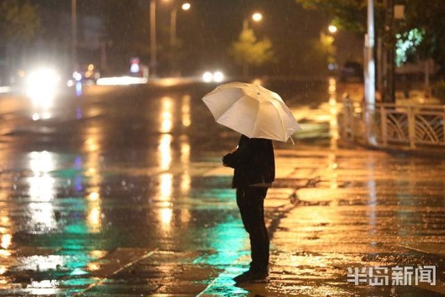青岛市出现雷雨和冰雹天气 路上行人匆匆回家