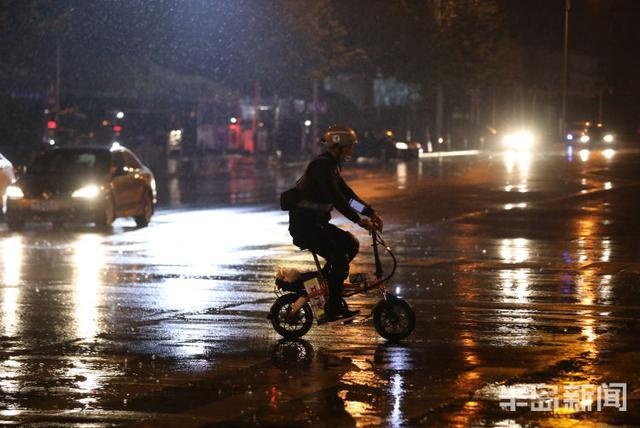 青岛市出现雷雨和冰雹天气 路上行人匆匆回家