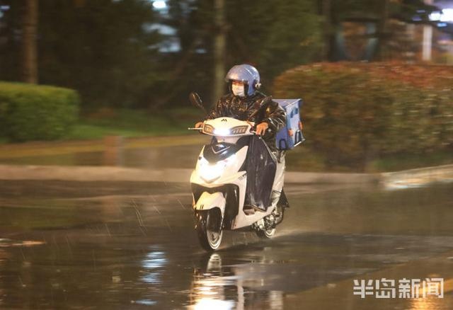 青岛市出现雷雨和冰雹天气 路上行人匆匆回家