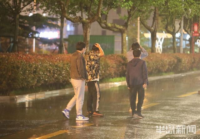 青岛市出现雷雨和冰雹天气 路上行人匆匆回家