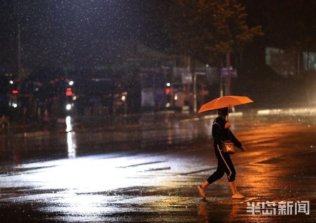 青岛市出现雷雨和冰雹天气 路上行人匆匆回家