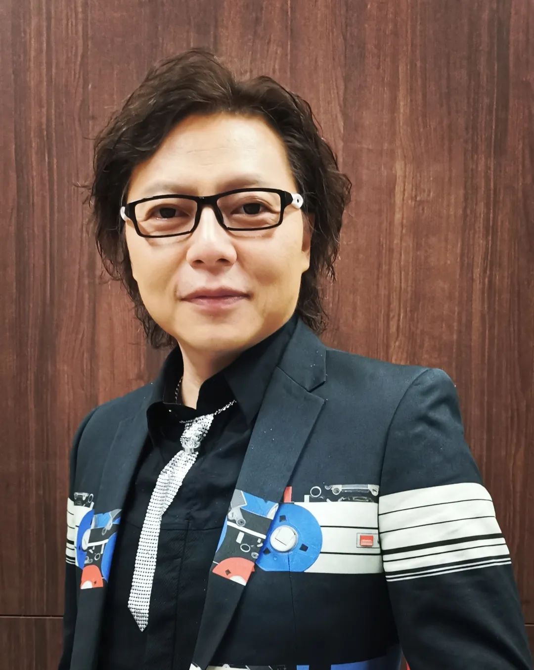 原创公益歌曲《走出家门口》 唱出了复工复产又复学的欢天喜地