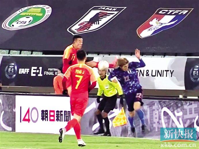 姜至鹏曾在一次停球中踹到了日本后卫桥冈大树的头