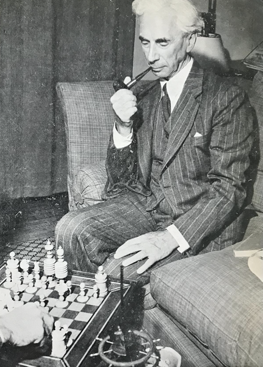 罗素在下国际象棋。