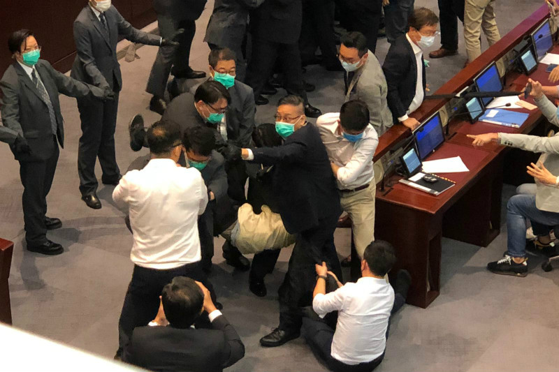 香港立法会内务委员会主席选举发生冲突，多名反对派立法会议员被逐出会场。