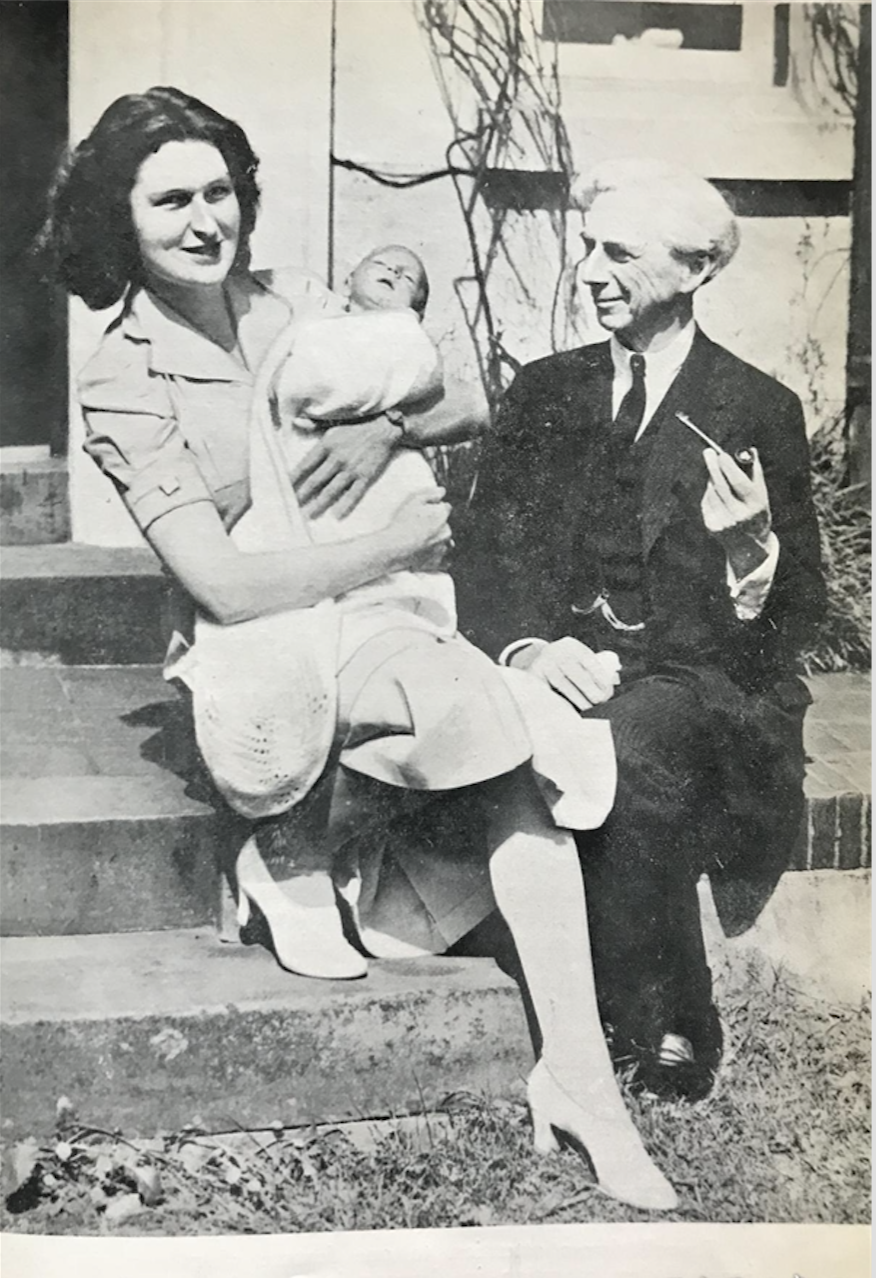 罗素与第三任妻子海伦-帕特里夏·斯彭斯，抱着刚出生的儿子康拉德。