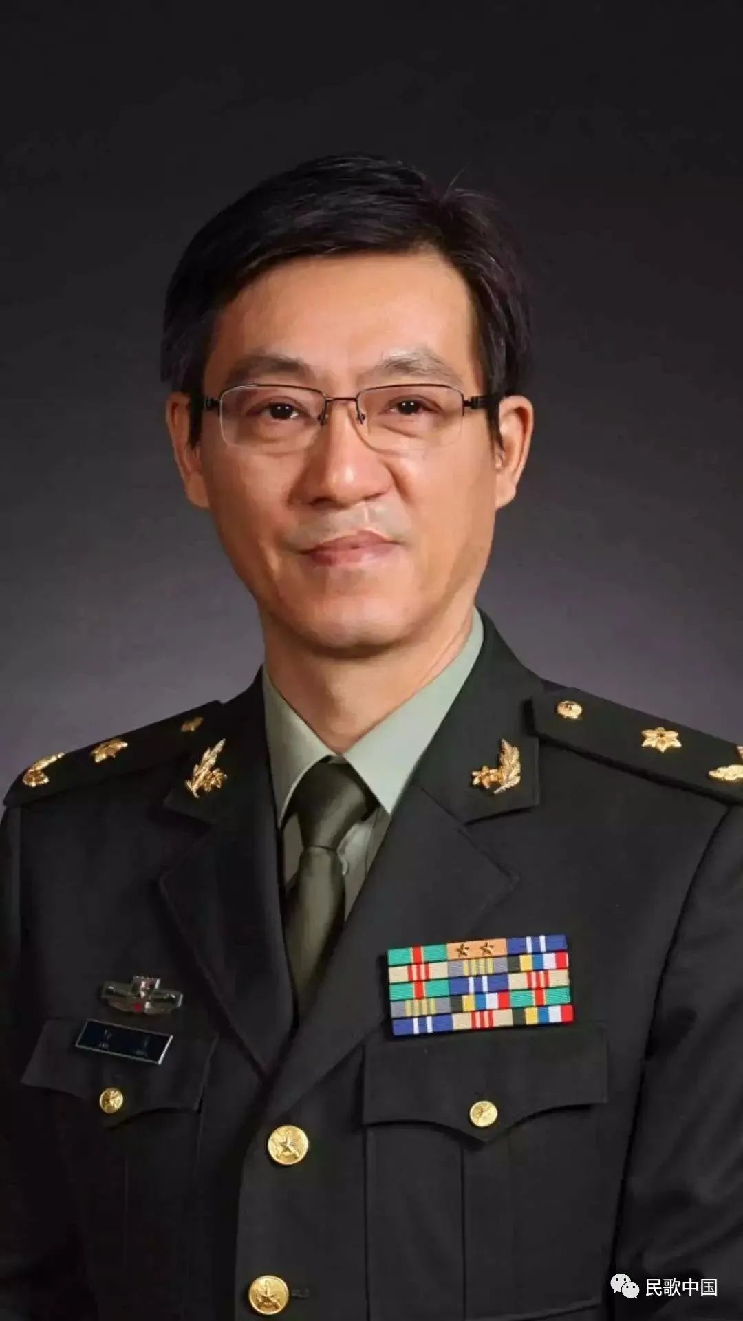 印青老师一大早来敲门送歌,王宏伟用了短短5天的时间打磨,然后就在