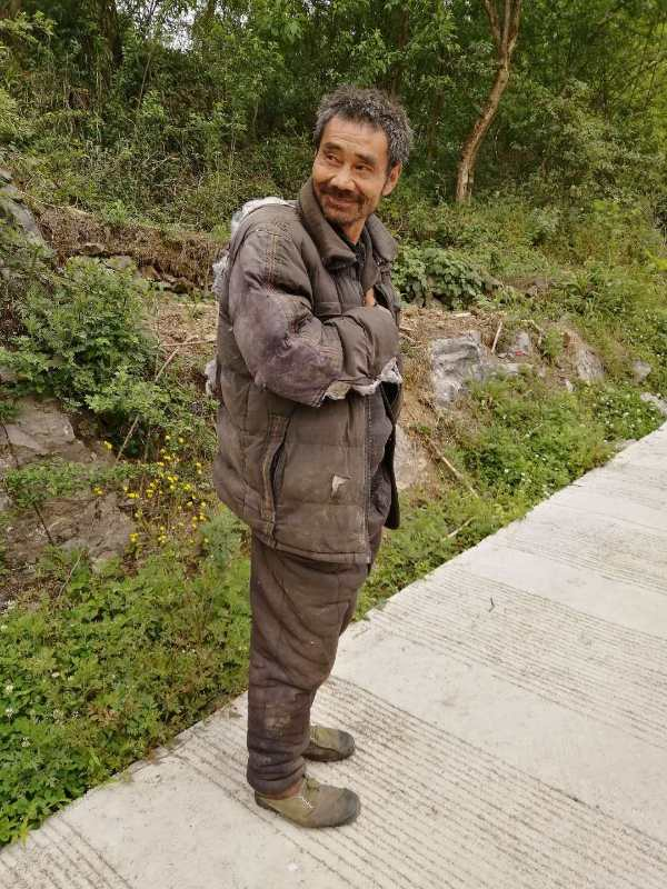 求助镇雄坡头发现一个流浪人有认识的请帮忙通知他家人