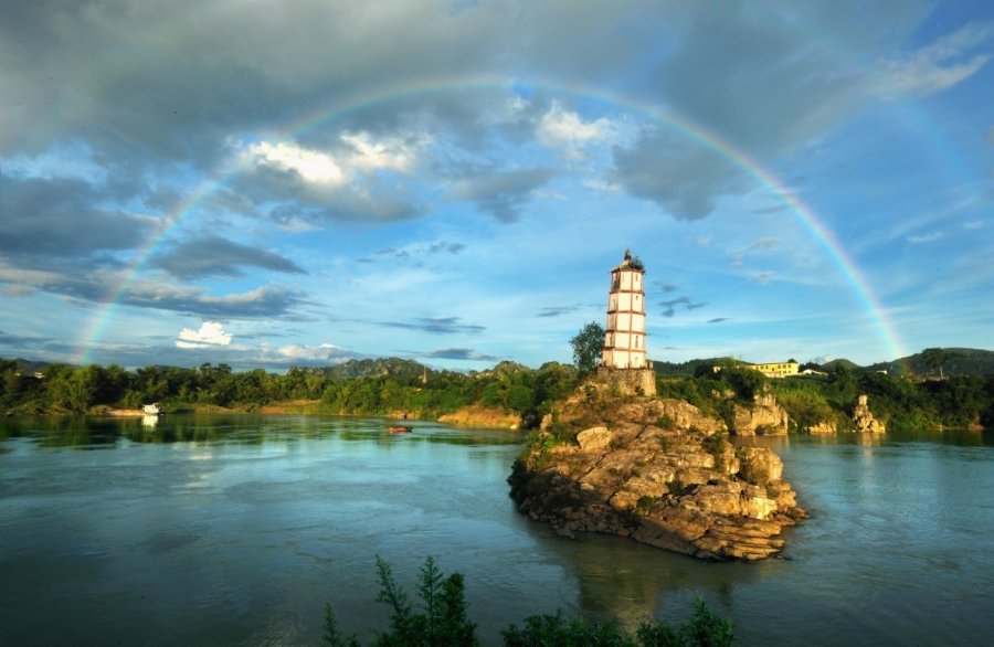 广西崇左市的左江斜塔与苏州虎丘塔,辽宁绥中塔,上海松江护珠塔,湖北