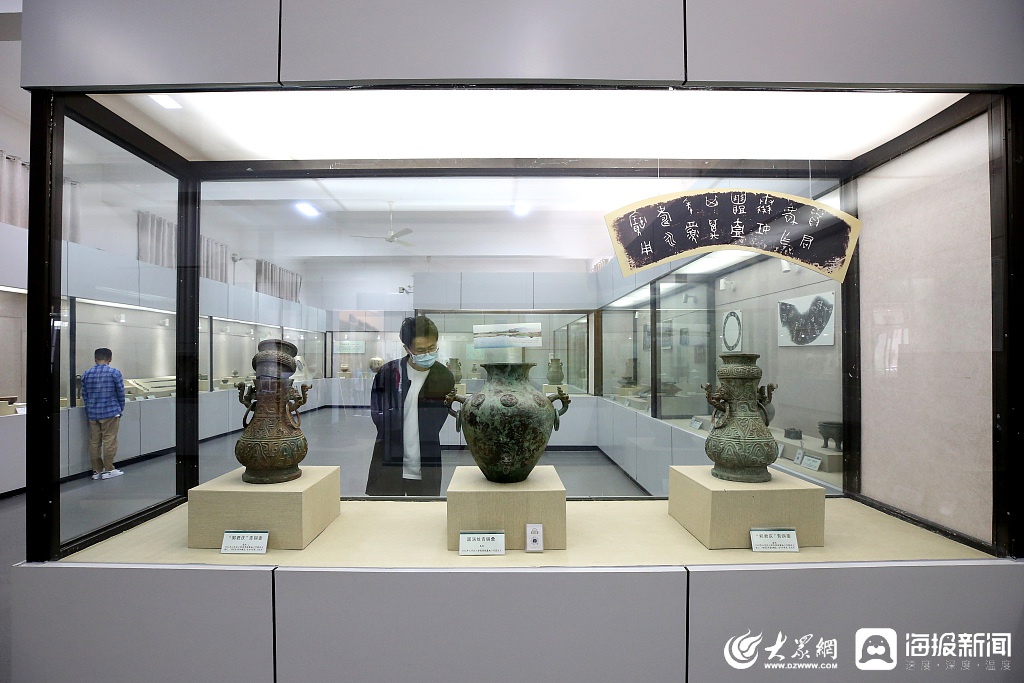 山东枣庄:市民走进博物馆 感受历史文化魅力