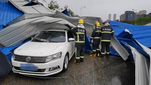 事发大连！房顶被狂风掀飞，砸中行驶的轿车，车内人员被困！