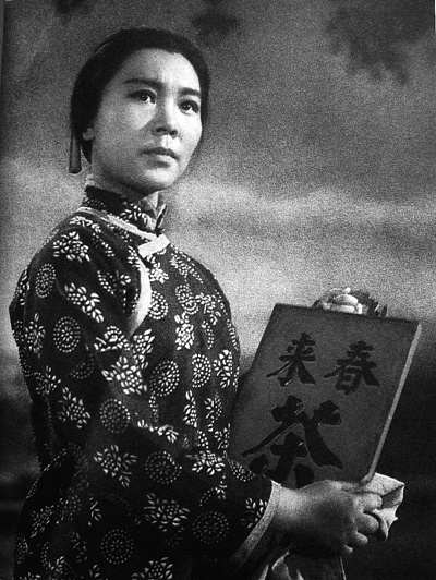 京剧《沙家浜》中的阿庆嫂身着蓝花布袄.