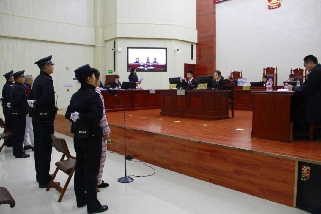 利用职务之便,为他人谋取利益,伙同被告人曾明军非法收受他人财物