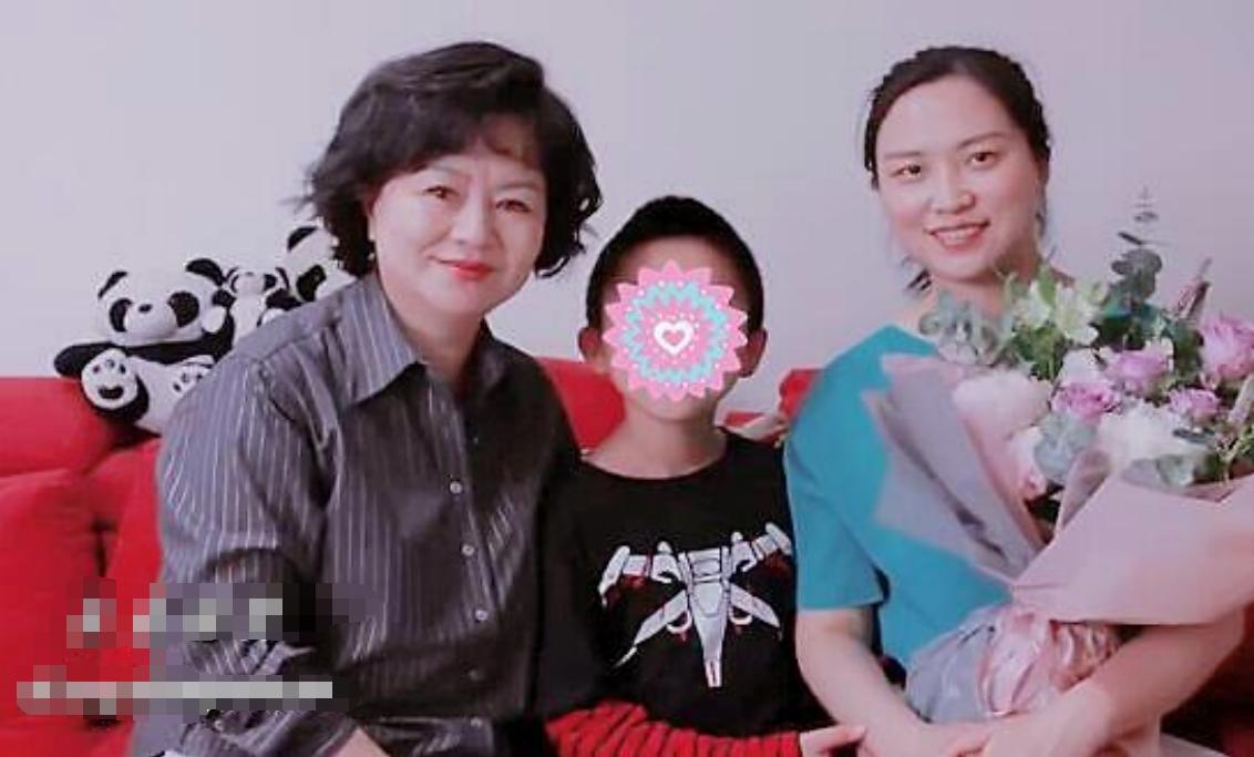 鞠萍跟素人合照,驼背坐着不拘束,身材很胖也不遮遮掩掩!