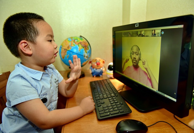 5月19日，北京市朝阳区，一家双语幼儿园的孩子正在通过视频上网课。摄影/章轲