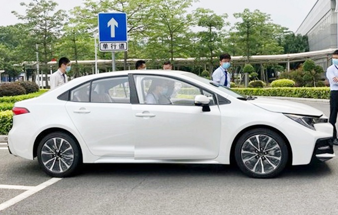 丰田新款雷凌国内实拍！看前脸像30万的车，比宝来、朗逸运动多了