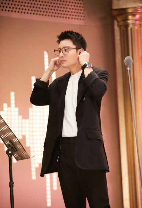 贾乃亮剃寸头"翻篇",录节目目睹情侣求婚,眼神出卖了他的心