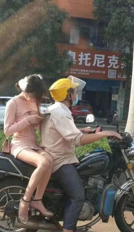小姐姐搭车做出了错误示范