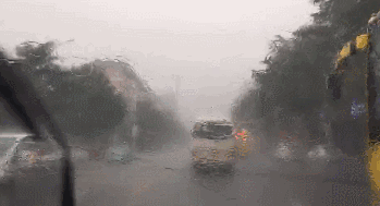 雨天开车看不清路=自杀？试试这招，暴雨照样视野清晰！