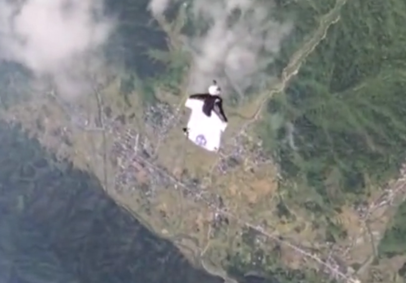 安安最后一跳画面公布。视频截图