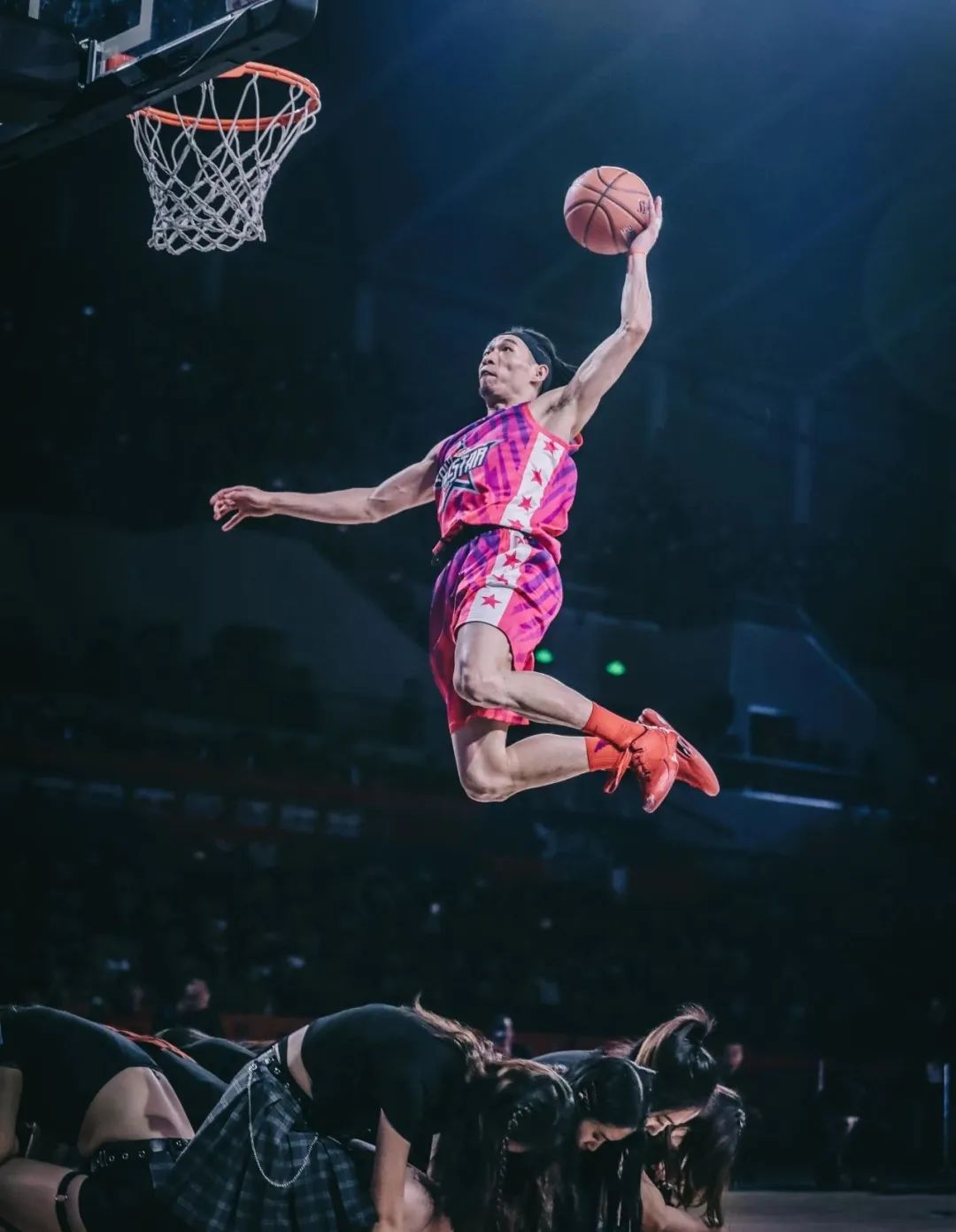 这一跳真炸了1米75挑战篮板上沿中国最能飞的球员出现了