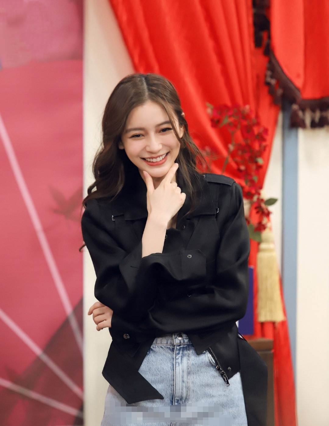 angelababy综艺造型曝光,穿超短外套配皮裤秀长腿,却因假胯减分