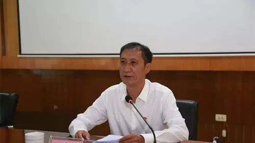 刀锋是一名傣族干部,现任孟连县委书记.