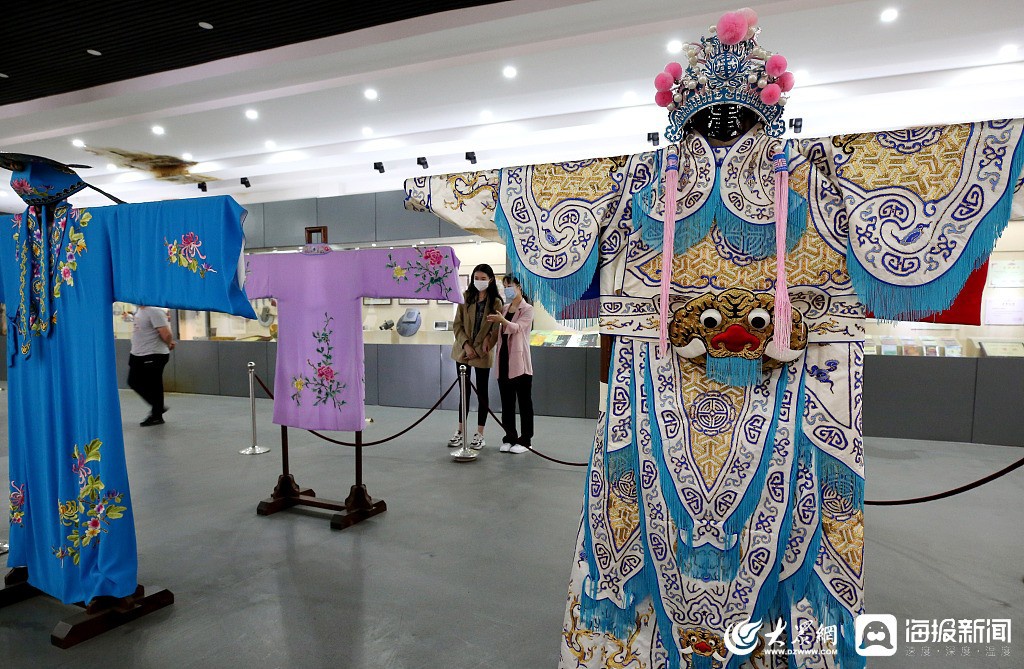 山东枣庄:市民走进博物馆 感受历史文化魅力