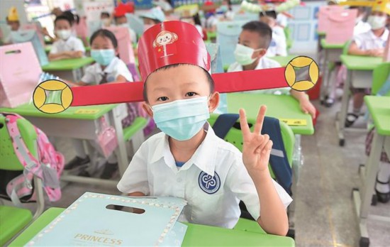 学生返校戴来"一米帽"