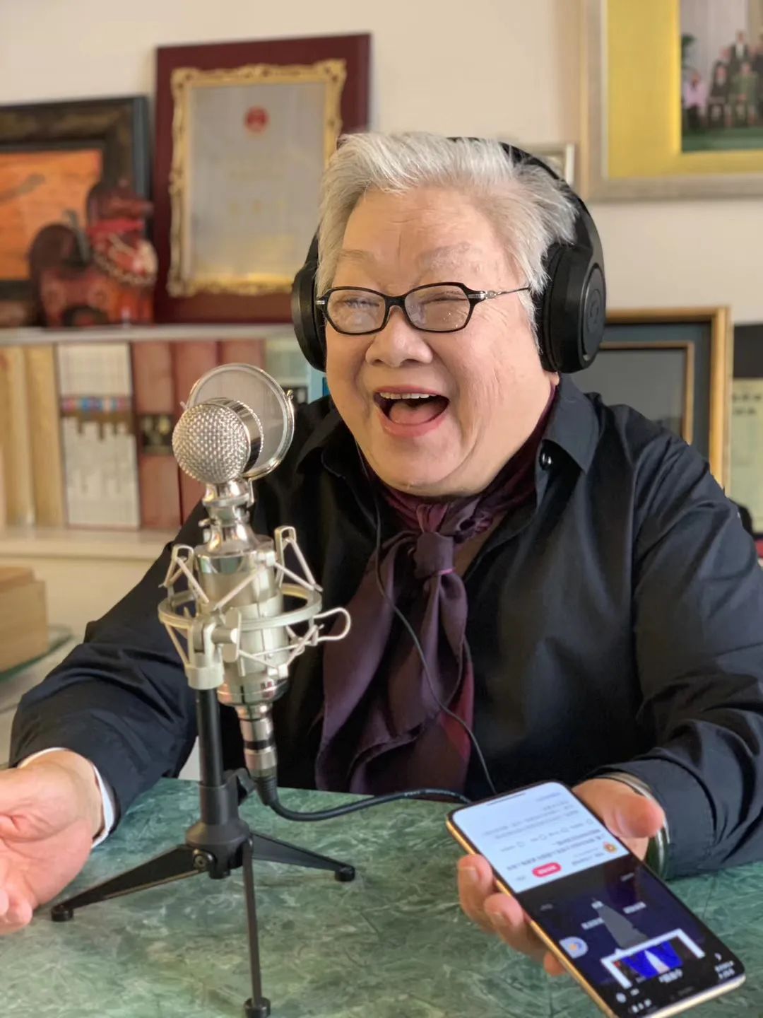 82岁玩儿抖音开直播一生是戏的老顽童陈薪伊看中国当代戏剧女皇的笑面