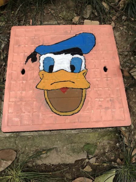 社区井盖现可爱卡通画 添色彩,讲卫生