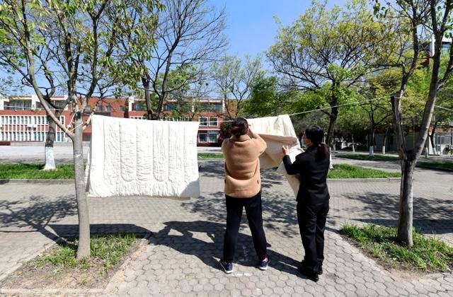 “云接单”帮学生晒被子、浇花 山东科技大学宿管阿姨太暖了