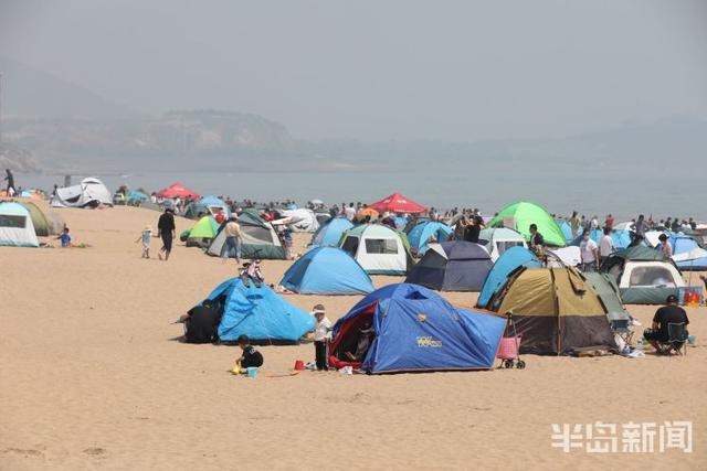 五一假期首日 青岛石老人浴场成帐篷的“海洋”