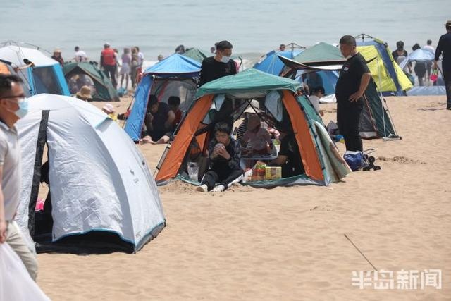 五一假期首日 青岛石老人浴场成帐篷的“海洋”