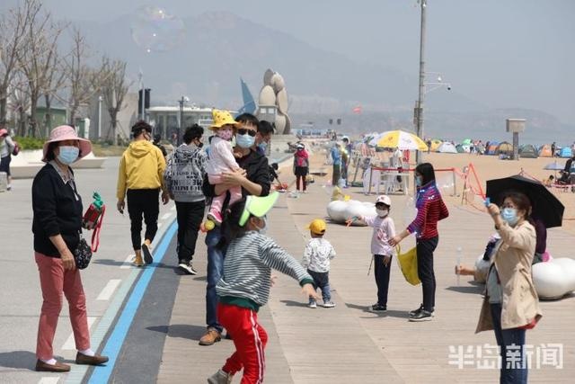 五一假期首日 青岛石老人浴场成帐篷的“海洋”