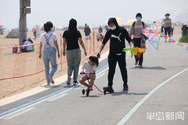 五一假期首日 青岛石老人浴场成帐篷的“海洋”