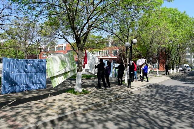 “云接单”帮学生晒被子、浇花 山东科技大学宿管阿姨太暖了