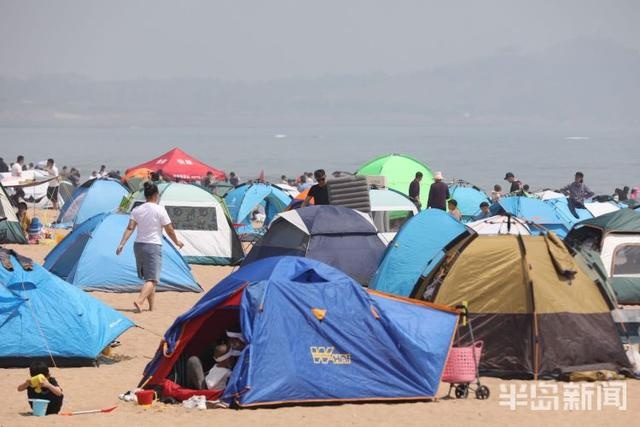 五一假期首日 青岛石老人浴场成帐篷的“海洋”