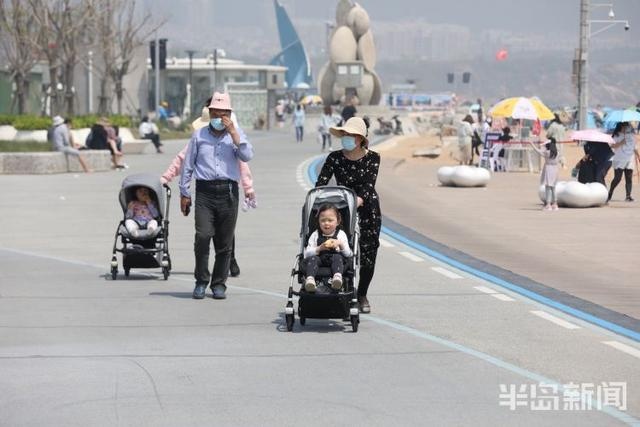五一假期首日 青岛石老人浴场成帐篷的“海洋”