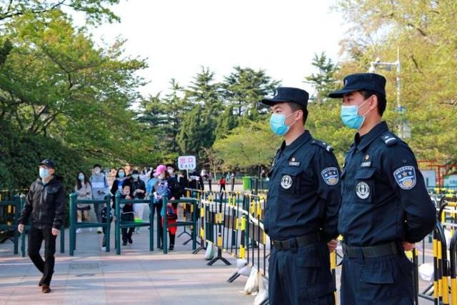 防拥堵、防聚集、防踩踏 青岛公安启动“加强版”警务护航五一