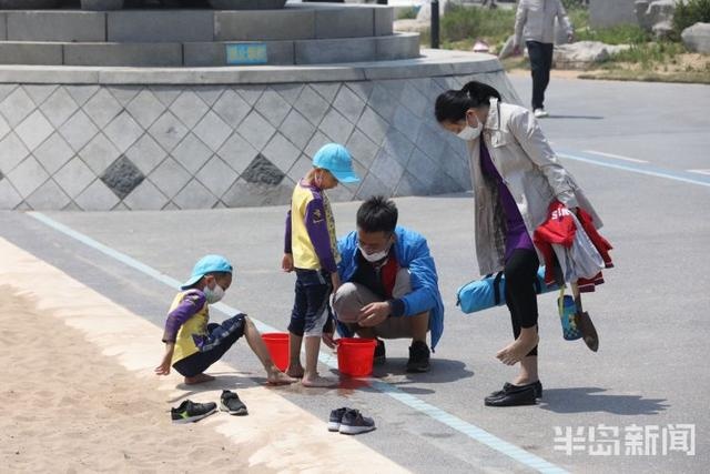 五一假期首日 青岛石老人浴场成帐篷的“海洋”